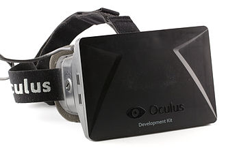 一个2013年版本的Oculus VR公司的Oculus Rift装置, 这家公司于2014年被Facebook以20亿美元收购